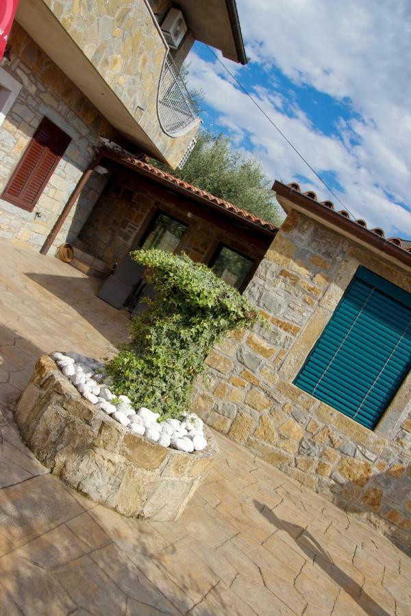 דקאני Tourist Farm With Apartments Fig Tree מראה חיצוני תמונה